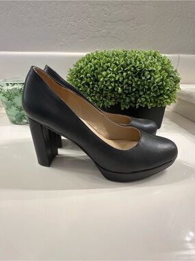 Naturalizer Black Leather Round-Toe Platform Heels